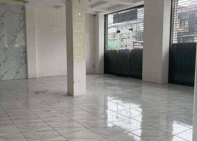 Commercial Building for rent in Onnut