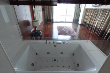 Bathroom with Jacuzzi and a view of the bedroom