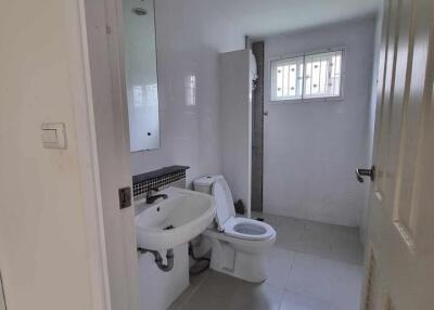 Modern bathroom with white fixtures and tiled flooring