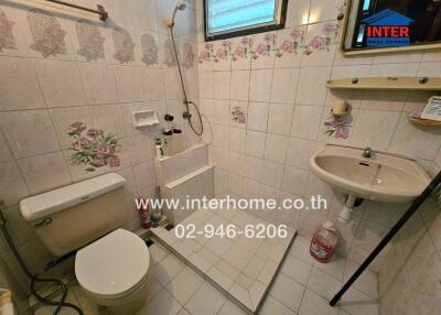 Bathroom with white tiles and floral design