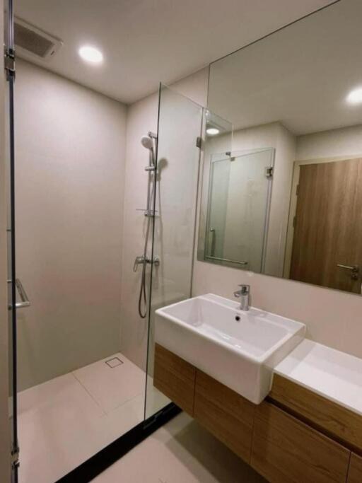 Modern bathroom with walk-in shower and large mirror