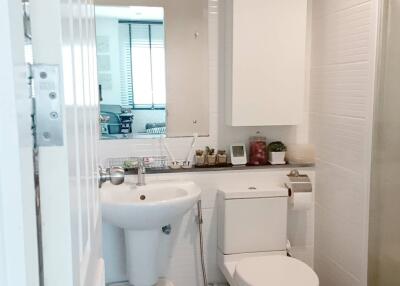 Modern bathroom with white fixtures and a large mirror