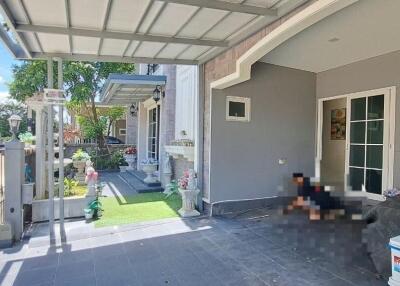 Front yard and driveway area of a residential property