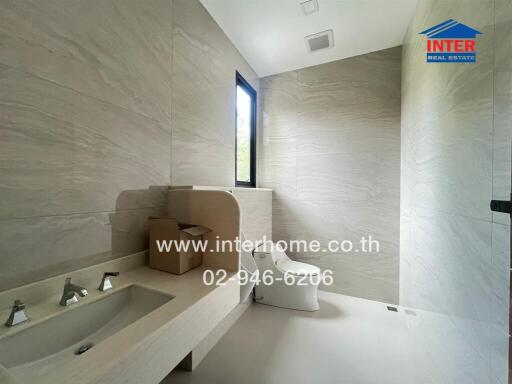 Modern bathroom with large tiles and natural lighting