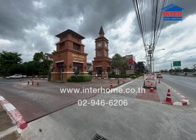 Exterior view of a building and street intersection