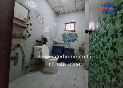 Bathroom with floral decorations and window