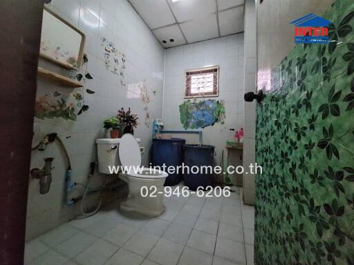 Bathroom with floral decorations and window