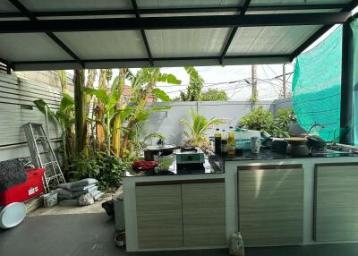 Outdoor kitchen with plants