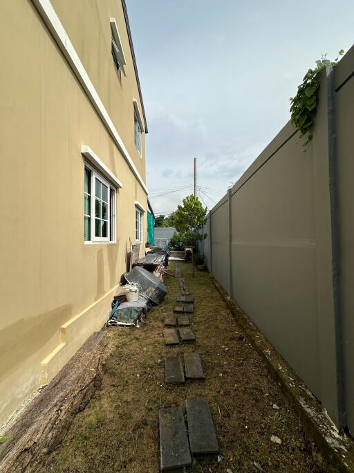 Side path beside building