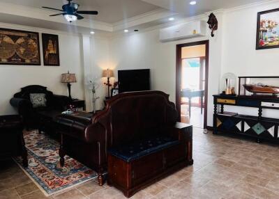 Spacious traditional-style living room