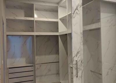 Modern walk-in closet with marble design