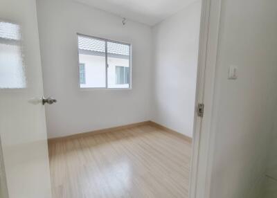 Empty bedroom with a window