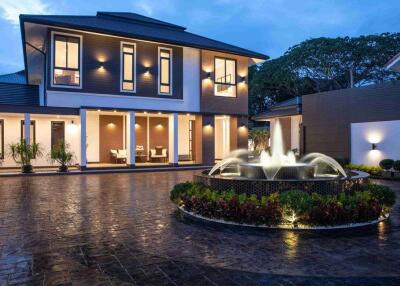 Brand new 5 bed luxury pool villa for sale in Muang Chiang Mai