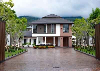 Brand new 5 bed luxury pool villa for sale in Muang Chiang Mai