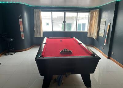 Entertainment room with a pool table