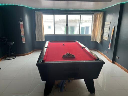 Entertainment room with a pool table