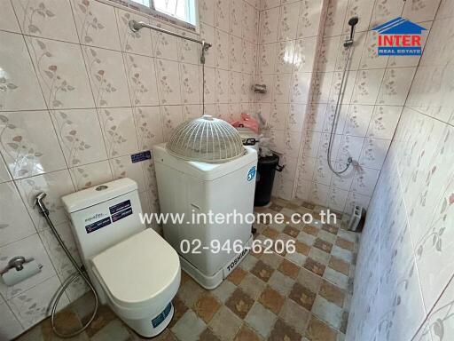 Bathroom with toilet and washing machine