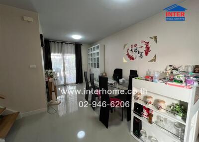 Living area with dining table and display cabinet