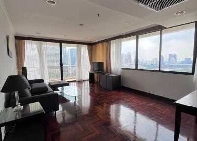 2-BR Condo at Lake Green near BTS Asok