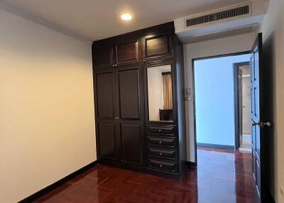 2-BR Condo at Lake Green near BTS Asok