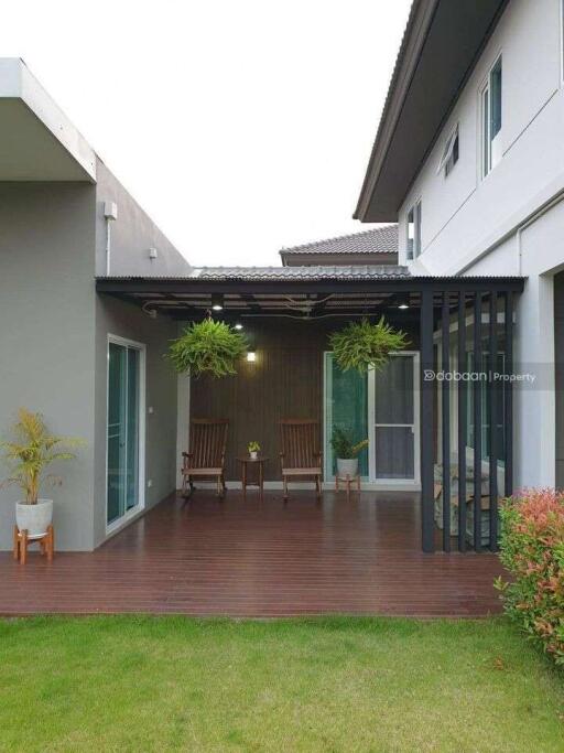 2-story single house with 5 bedrooms and 3 bathrooms, located in the Sankamphaeng area, close to Charoen Charoen Market.