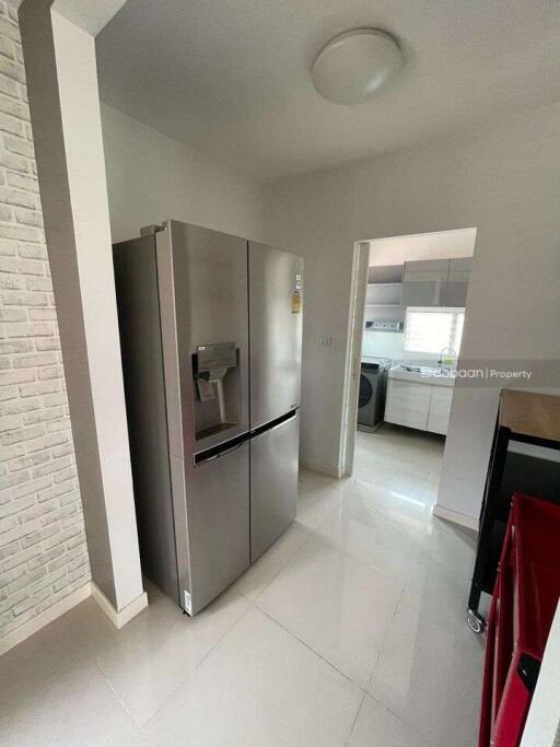 2-story single house with 5 bedrooms and 3 bathrooms, located in the Sankamphaeng area, close to Charoen Charoen Market.