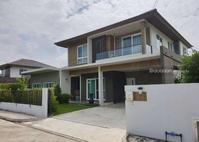 2-story single house with 5 bedrooms and 3 bathrooms, located in the Sankamphaeng area, close to Charoen Charoen Market.