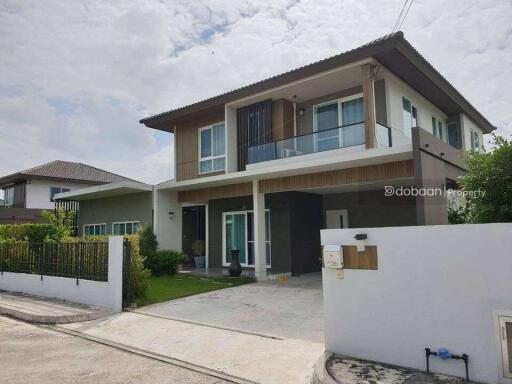 2-story single house with 5 bedrooms and 3 bathrooms, located in the Sankamphaeng area, close to Charoen Charoen Market.