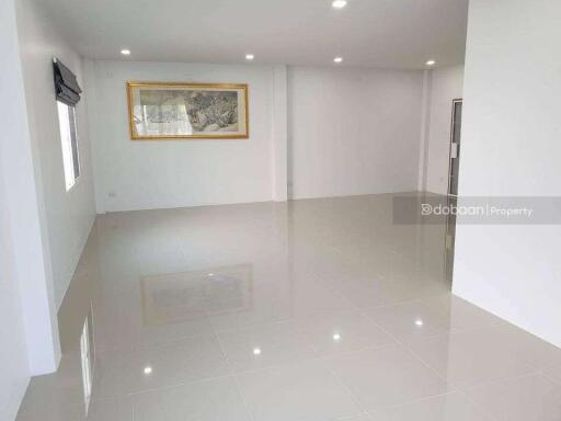 2-story single house with 5 bedrooms and 3 bathrooms, located in the Sankamphaeng area, close to Charoen Charoen Market.