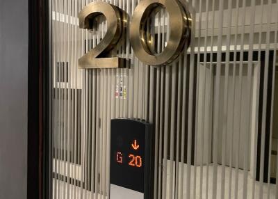 Building elevator with floor number display