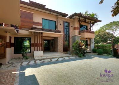 Beautiful 6 bedroom home with private pool for sale in Moo Baan Rim Nam near Meechok Plaza, Sanphiseur, Muang, Chiang Mai.