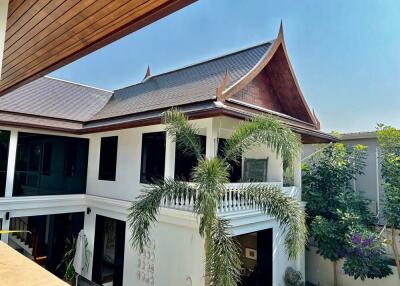 Luxury Custom-Built Pool Villa with 5 bedroom private swimming pool For Sale at Flora Ville, Chiang Mai