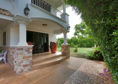 Attractive, classic-style residence with a private large garden in a peaceful neighbourhood close to Chiang Mai city.