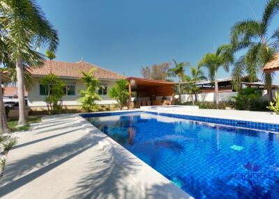 Beautiful 3 bedroom single storey pool villa with a large garden in a lovely gated community in San Kamphaeng, Chiang Mai