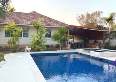 Beautiful 3 bedroom single storey pool villa with a large garden in a lovely gated community in San Kamphaeng, Chiang Mai