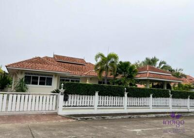 Beautiful 3 bedroom single storey pool villa with a large garden in a lovely gated community in San Kamphaeng, Chiang Mai