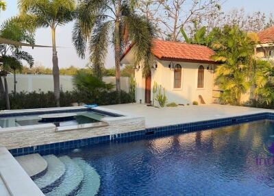 Beautiful 3 bedroom single storey pool villa with a large garden in a lovely gated community in San Kamphaeng, Chiang Mai