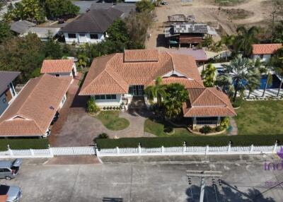 Beautiful 3 bedroom single storey pool villa with a large garden in a lovely gated community in San Kamphaeng, Chiang Mai