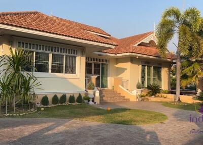 Beautiful 3 bedroom single storey pool villa with a large garden in a lovely gated community in San Kamphaeng, Chiang Mai