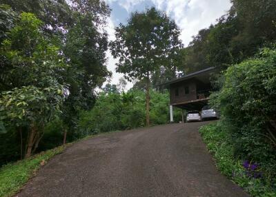 Beautiful Property with 2 houses with wonderful mountain and valley view in Sankampheng, Chiang Mai