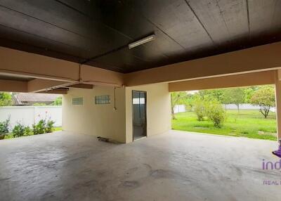 Charming 4 bedroom home with a large garden in a peaceful semi-rural area in a Thai neighbourhood in San Kamphaeng.