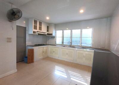 Comfortable 4 Bedroom Family Home in Land and Houses Sansai Chiang Mai