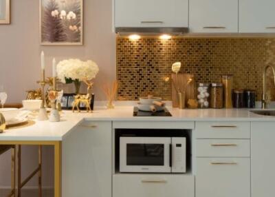 Modern kitchen with dining area