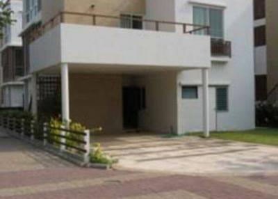 3 Bedroom, 3 Storey Detached House next to the Beach