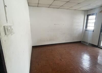 Empty room with tiled ceiling and parquet floor