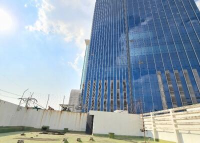 View of a tall building with an empty rooftop area