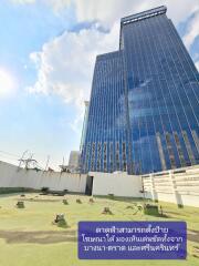 View of a tall building with an empty rooftop area