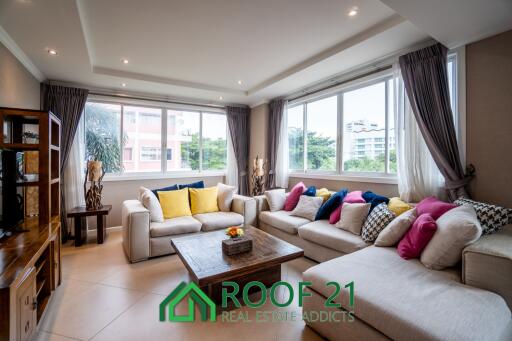 Prime Location - Condo in Central Pattaya : Spacious 2-Bedroom Unit – Foreign Ownership