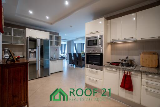 Prime Location - Condo in Central Pattaya : Spacious 2-Bedroom Unit – Foreign Ownership