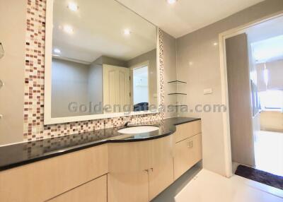 2 Bedrooms Furnished Condo at Las Colinas, Asok